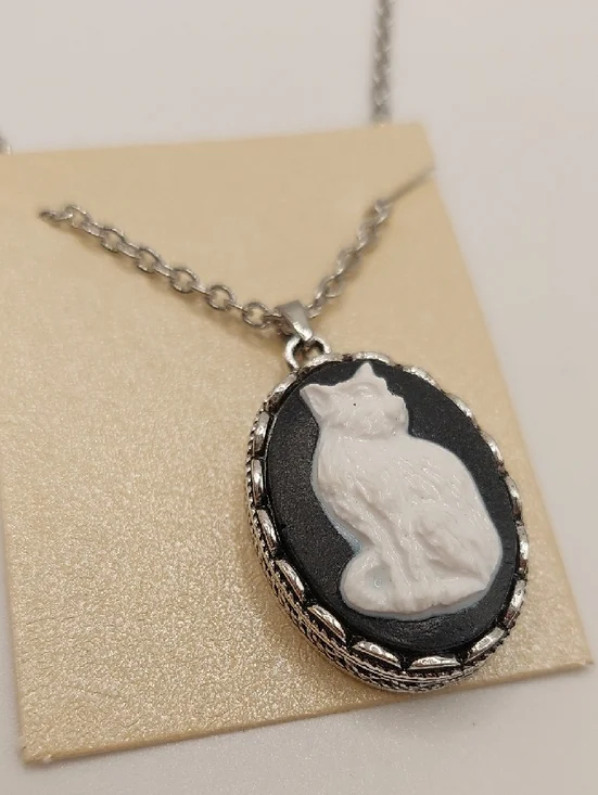 Cat Cameo Pendant Silvertone Necklace in Black and White NEW - Picture 4 of 14